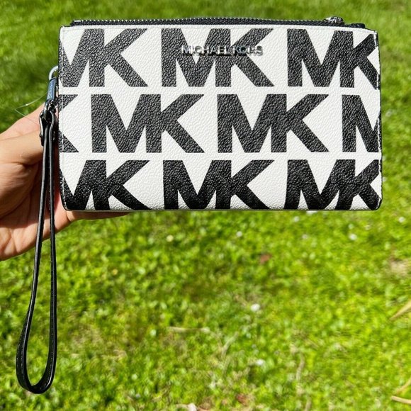 NWT Michael Kors Large Tote White Graphic Logo Black MK Multi + Wristlet - Picture 2 of 12